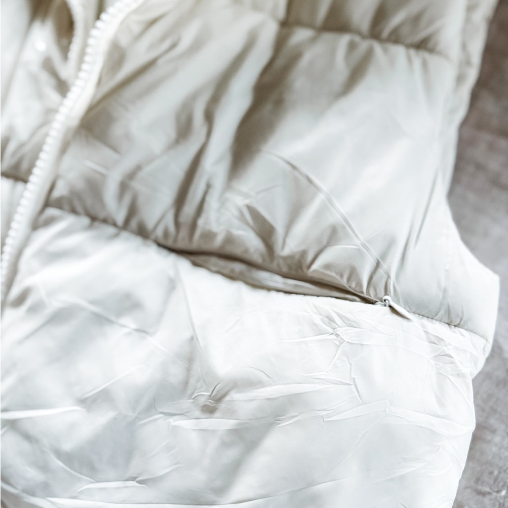 Women's White Puffer Vest - Picture 5 of 8